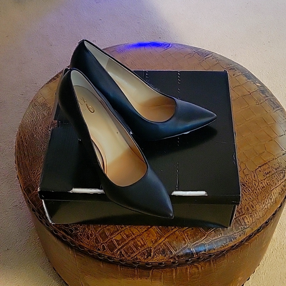 Black Pump with clear heel.Sz10